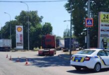 На въезде в Одессу грузовик сбил мать с семилетней дочкой: женщина скончалась