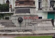 В Одессе неизвестные разрисовали памятник Екатерине II (фотофакт)