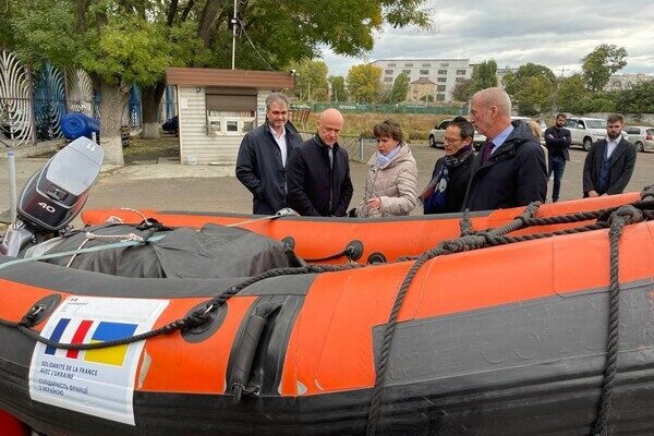 Одесса получила от Франции внедорожник и лодки Одесса получила от Франции внедорожник и лодки