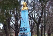 В Одесской области разрисовали памятник Пушкину: его требуют снести
