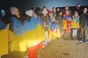 В Одесскую область вернулись трое освобожденных из плена защитников острова Змеиный В Одесскую область вернулись трое освобожденных из плена защитников острова Змеиный