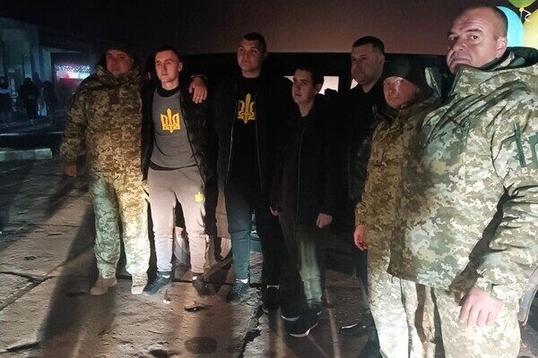 В Одесскую область вернулись трое освобожденных из плена защитников острова Змеиный В Одесскую область вернулись трое освобожденных из плена защитников острова Змеиный