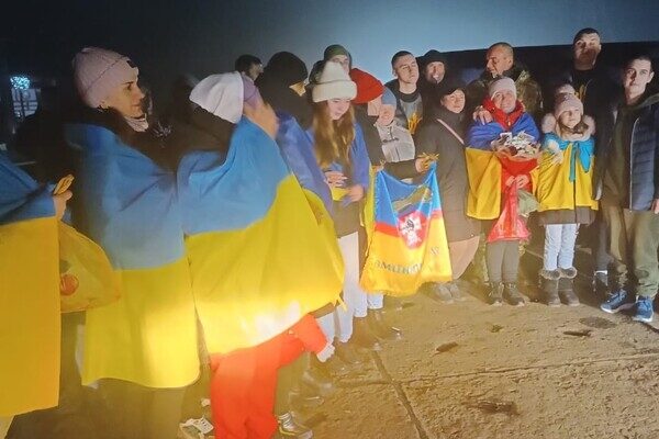 В Одесскую область вернулись трое освобожденных из плена защитников острова Змеиный В Одесскую область вернулись трое освобожденных из плена защитников острова Змеиный