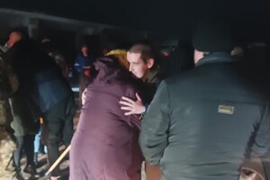 В Одесскую область вернулись трое освобожденных из плена защитников острова Змеиный В Одесскую область вернулись трое освобожденных из плена защитников острова Змеиный