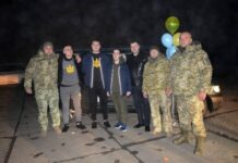 В Одесскую область вернулись трое освобожденных из плена защитников острова Змеиный