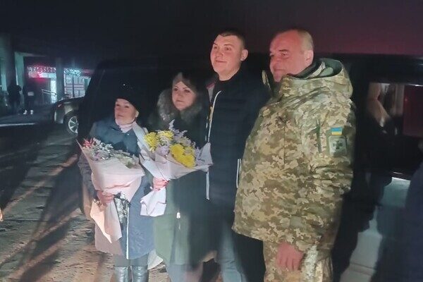 В Одесскую область вернулись трое освобожденных из плена защитников острова Змеиный В Одесскую область вернулись трое освобожденных из плена защитников острова Змеиный