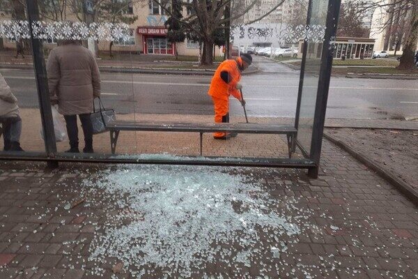 С начала года вандалы повредили 17 остановок в Одессе С начала года вандалы повредили 17 остановок в Одессе