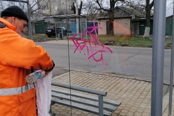 С начала года вандалы повредили 17 остановок в Одессе С начала года вандалы повредили 17 остановок в Одессе