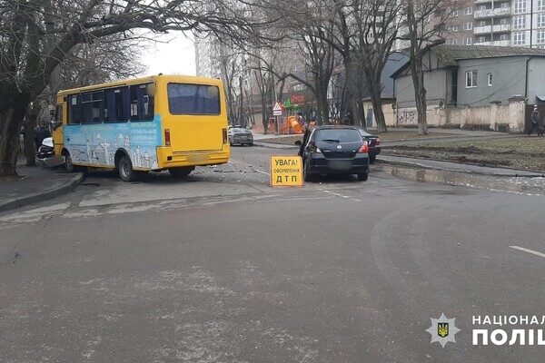 В Одессе в одно ДТП попали маршрутка и пять автомобилей В Одессе в одно ДТП попали маршрутка и пять автомобилей