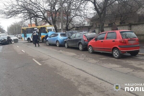 В Одессе в одно ДТП попали маршрутка и пять автомобилей В Одессе в одно ДТП попали маршрутка и пять автомобилей
