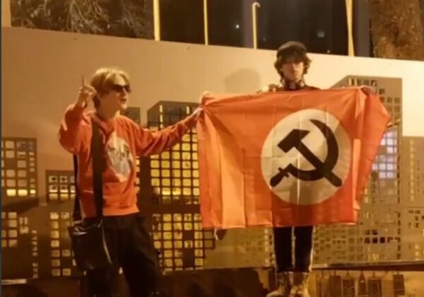 Возле ТЦ "Афины" в Одессе подростки достали флаг с серпом и молотом для видео Возле ТЦ "Афины" в Одессе подростки достали флаг с серпом и молотом для видео