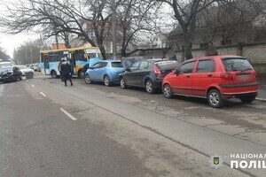 В Одессе в одно ДТП попали маршрутка и пять автомобилей В Одессе в одно ДТП попали маршрутка и пять автомобилей