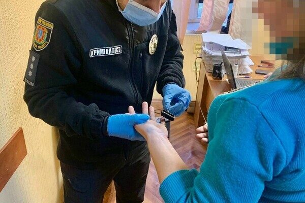 На Фонтанской дороге женщина ножом порезала двух коллег На Фонтанской дороге женщина ножом порезала двух коллег