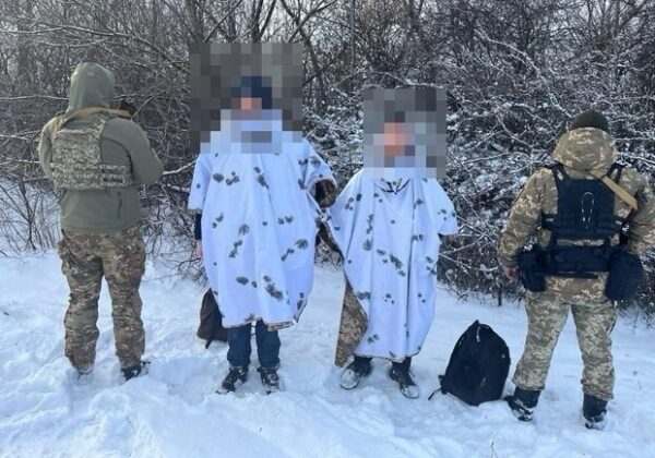 Двое мужчин в Одесской области пытались пересечь границу в белых халатах Двое мужчин в Одесской области пытались пересечь границу в белых халатах