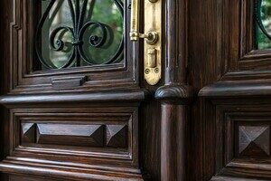 В Одессе отреставрировали еще одну старинную дверь В Одессе отреставрировали еще одну старинную дверь