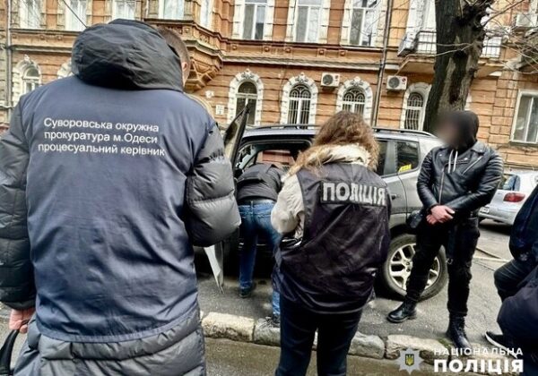 Одессит предлагал за взятку за членство в организации "антикоррупционеров" Одессит предлагал за взятку за членство в организации "антикоррупционеров"