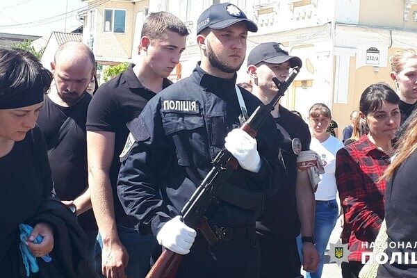 Простились со следователем полиции, который погиб из-за вражеских обстрелов Одессы Простились со следователем полиции, который погиб из-за вражеских обстрелов Одессы