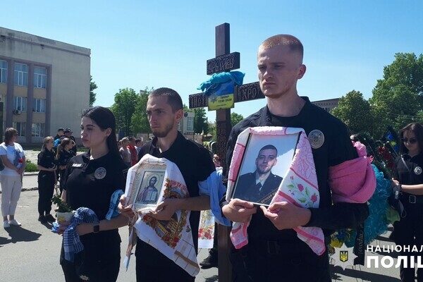 Простились со следователем полиции, который погиб из-за вражеских обстрелов Одессы Простились со следователем полиции, который погиб из-за вражеских обстрелов Одессы