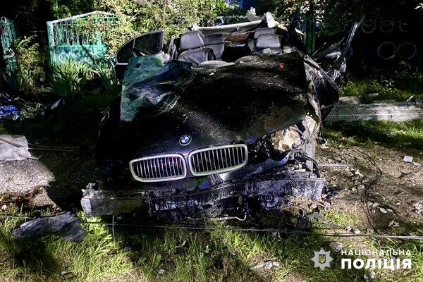 В Одесской области легковушка врезалась в электроопору: есть пострадавший, и погибли молодые супруги В Одесской области легковушка врезалась в электроопору: есть пострадавший, и погибли молодые супруги