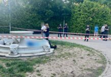 В Одессе фонтан обрушился на двух подростков: один из мальчиков погиб