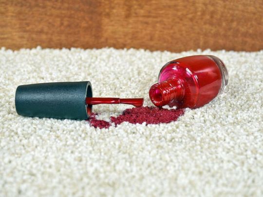 Як вивести пляму від лаку для нігтів з одягу: дієві лайфхаки