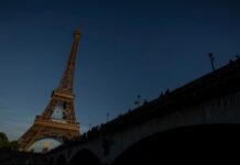 Олимпийские кольца украшают Эйфелеву башню в преддверии Игр в Париже