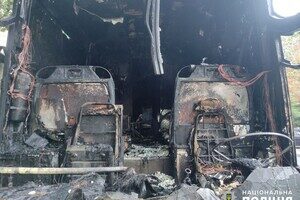 На Соборной площади подожгли квестовый автобус (обновлено) На Соборной площади подожгли квестовый автобус (обновлено)