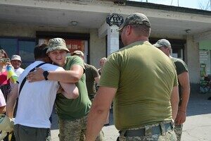 Более двух лет в плену: в Одесскую область вернулись четверо защитников Змеиного