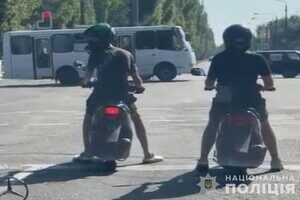 В Одессе и области подростки и молодой парень снова поджигали авто военных В Одессе и области подростки и молодой парень снова поджигали авто военных