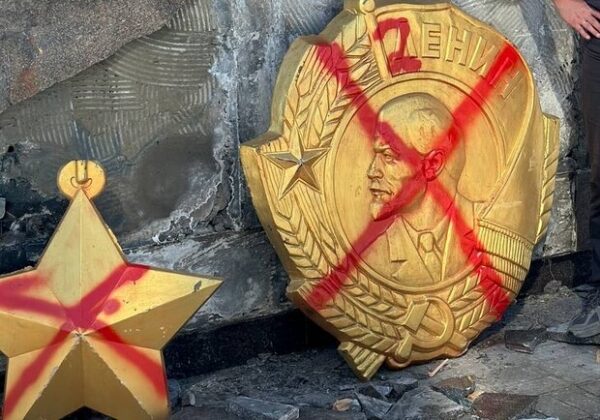 Активисты в Одессе демонтировали с площади 10 апреля второй орден Ленина и советскую звезду Активисты в Одессе демонтировали с площади 10 апреля второй орден Ленина и советскую звезду