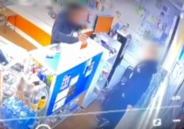 В Одессе мужчина угрожал продавщице гранатой (фото, видео) В Одессе мужчина угрожал продавщице гранатой (фото, видео)