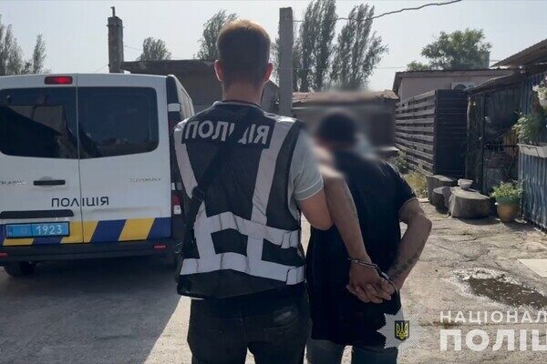 В Одессе мужчина угрожал продавщице гранатой (фото, видео) В Одессе мужчина угрожал продавщице гранатой (фото, видео)