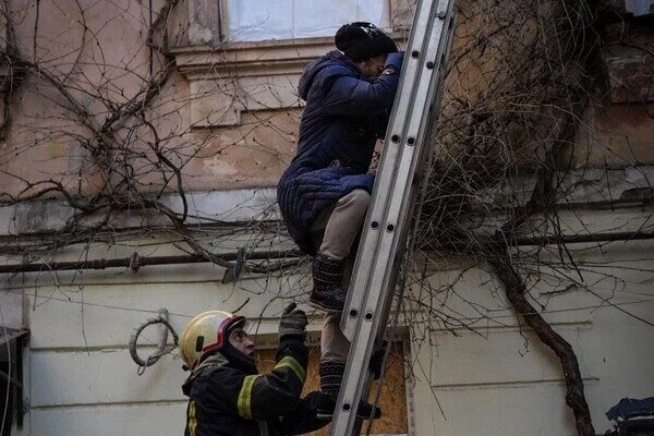 В Одессе обрушилась часть дома, который пострадал после обстрела В Одессе обрушилась часть дома, который пострадал после обстрела