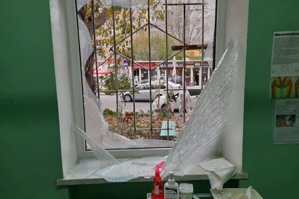 От вчерашнего обстрела в Одессе пострадал роддом От вчерашнего обстрела в Одессе пострадал роддом
