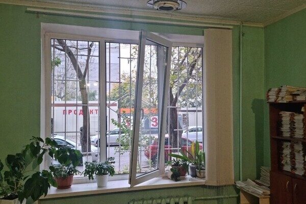 От вчерашнего обстрела в Одессе пострадал роддом От вчерашнего обстрела в Одессе пострадал роддом
