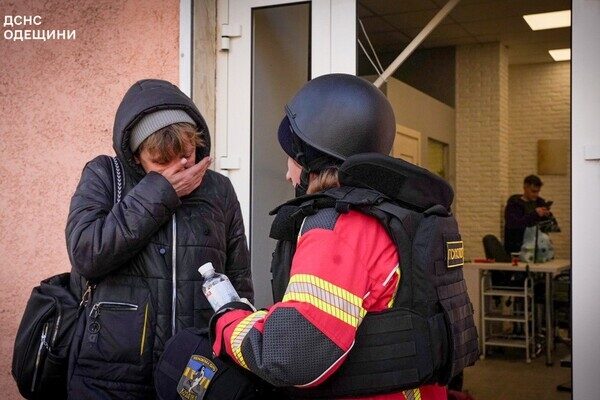 На месте "прилета" в Одессе развернули штаб помощи, прокуратура начала расследование (обновлено) На месте "прилета" в Одессе развернули штаб помощи, прокуратура начала расследование (обновлено)