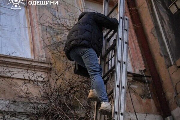 В Одессе обрушилась часть дома, который пострадал после обстрела В Одессе обрушилась часть дома, который пострадал после обстрела