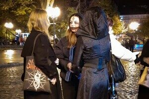 Хэллоуин: молодежь устроила импровизированный маскарад в одесском горсаду Хэллоуин: молодежь устроила импровизированный маскарад в одесском горсаду