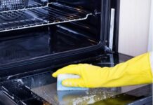 Буде просто сяяти: прості лайфхаки для чищення духовки
