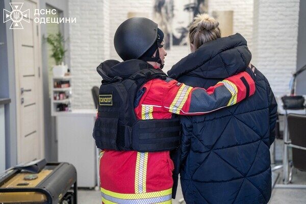 На месте "прилета" в Одессе развернули штаб помощи, прокуратура начала расследование (обновлено) На месте "прилета" в Одессе развернули штаб помощи, прокуратура начала расследование (обновлено)
