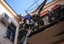 В Одессе обрушилась часть дома, который пострадал после обстрела
