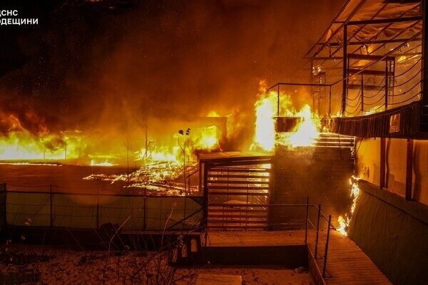 Ночью в Одессе сгорел летний "Трумен" Ночью в Одессе сгорел летний "Трумен"