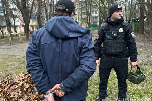 В Одессе возле жилого квартала спецназ КОРД задержал мужчину с боевой гранатой В Одессе возле жилого квартала спецназ КОРД задержал мужчину с боевой гранатой