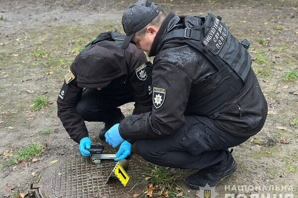 В Одессе возле жилого квартала спецназ КОРД задержал мужчину с боевой гранатой В Одессе возле жилого квартала спецназ КОРД задержал мужчину с боевой гранатой