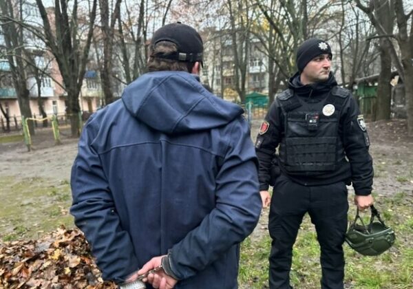 В Одессе возле жилого квартала спецназ КОРД задержал мужчину с боевой гранатой В Одессе возле жилого квартала спецназ КОРД задержал мужчину с боевой гранатой