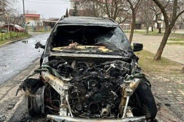 В Одессе двое безработных молодых людей на заказ подожгли BMW В Одессе двое безработных молодых людей на заказ подожгли BMW