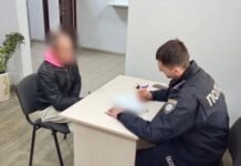 В Одесской области пьяный мужчина разгуливал в полицейской одежде: ситуацию прокомментировали правоохранители