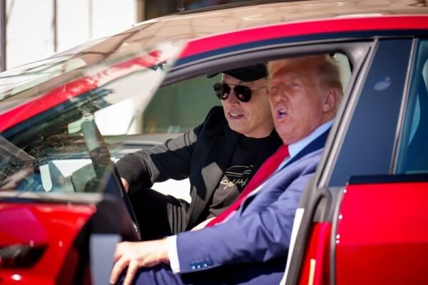 Трамп заявил, что протестующих против Tesla ждет &laquo;ад&raquo;
