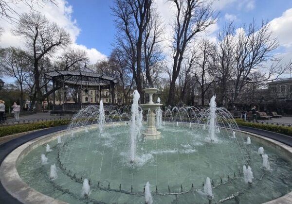 В Одессе запустили фонтан в Городском саду: фотоотчет В Одессе запустили фонтан в Городском саду: фотоотчет