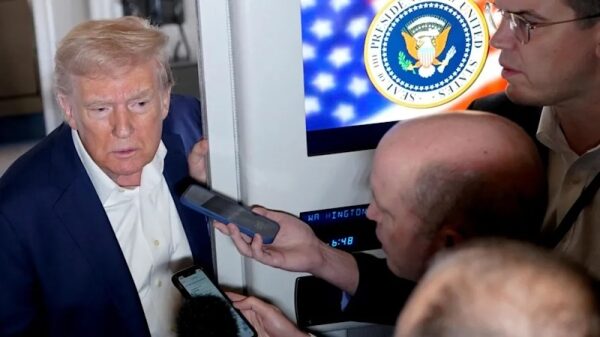 Трамп освобождает смартфоны и компьютеры от новых тарифов Трамп освобождает смартфоны и компьютеры от новых тарифов